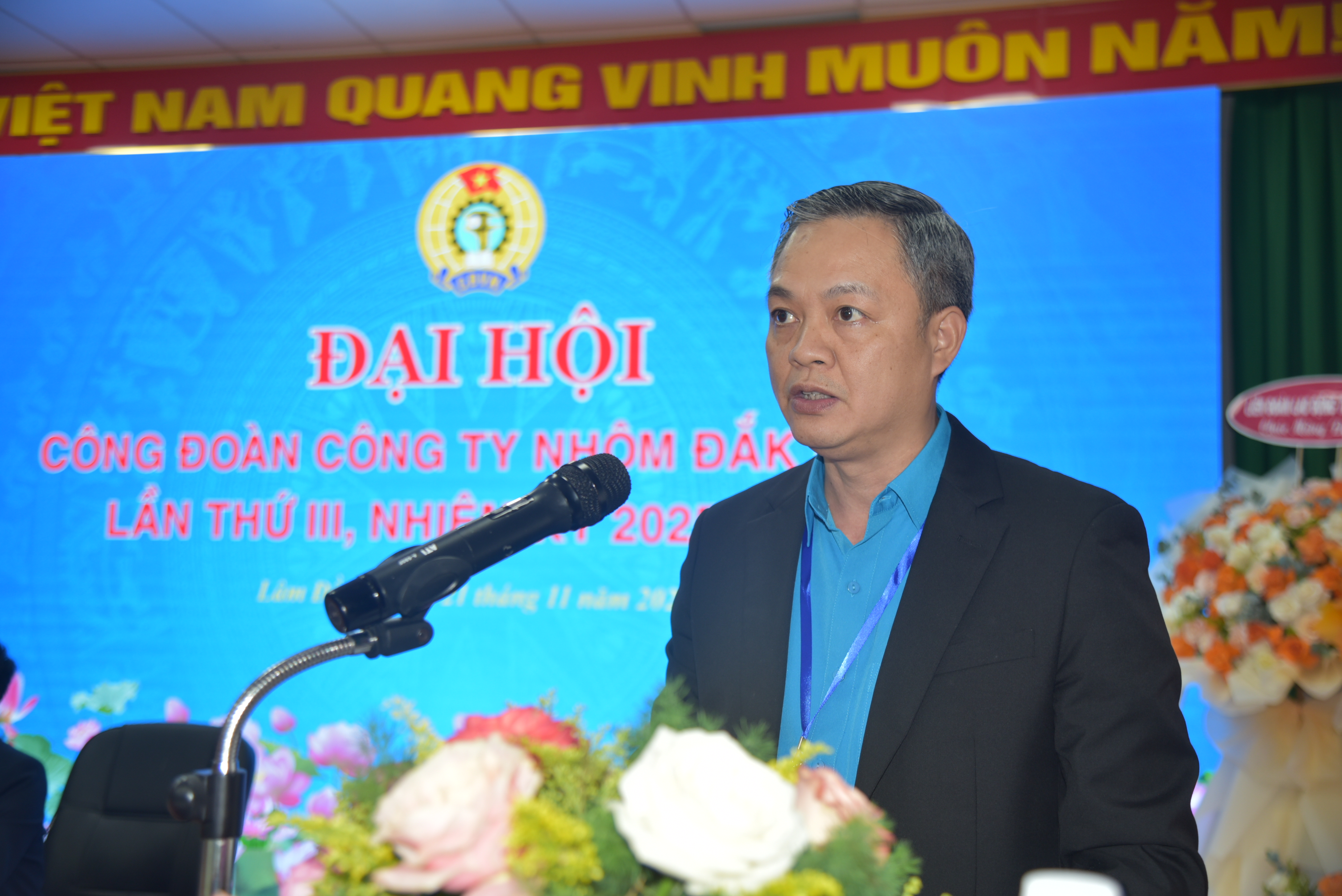 Hình 4. Đồng chí Nguyễn Bá Phong – Bí thư Đảng ủy, Giám đốc Công ty phát biểu và tặng hoa chúc mừng thành công Đại hội