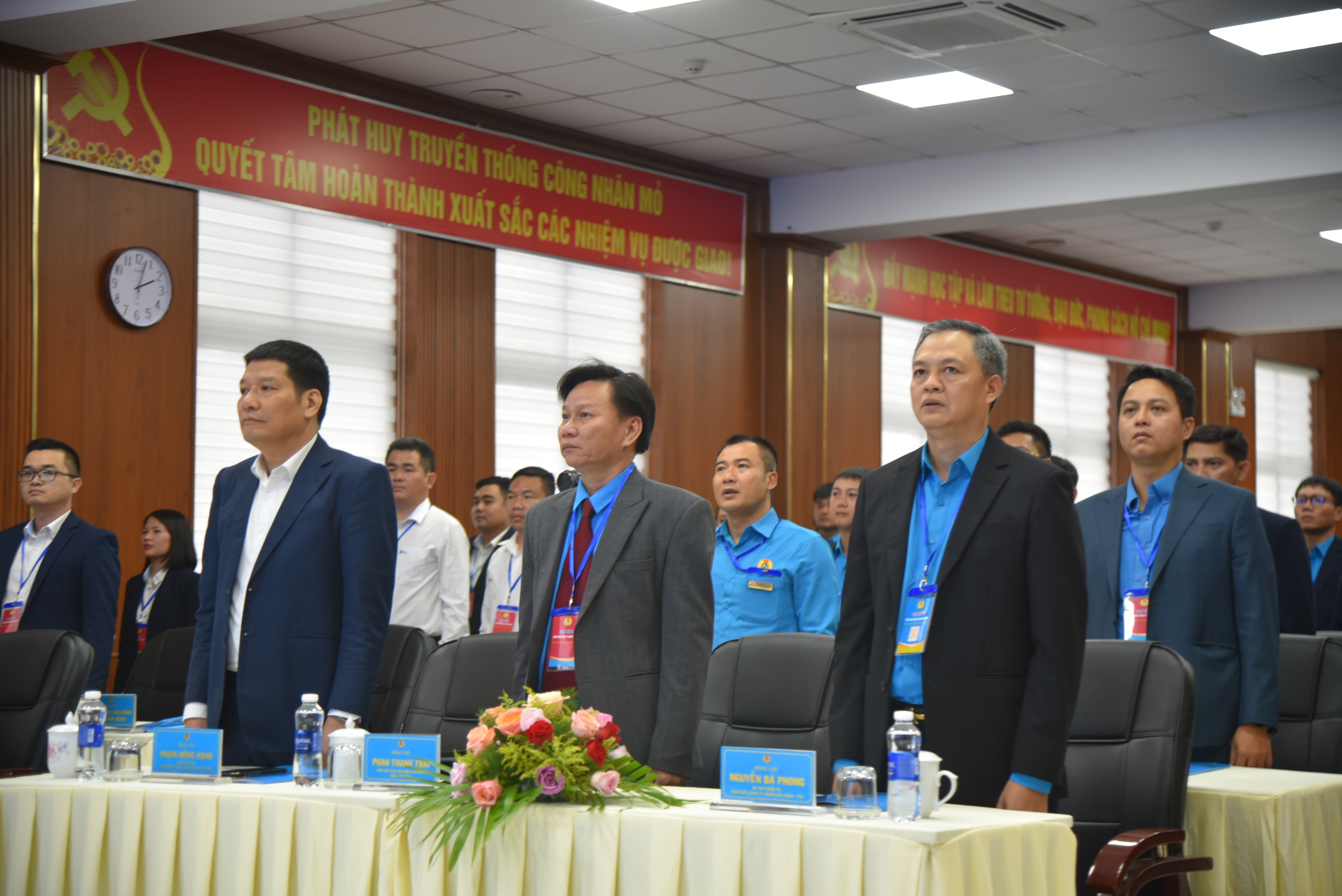 Hình 1. Các Đại biểu tham dự Hội nghị thực hiện nghi lễ Chào cờ trước giờ Đại hội