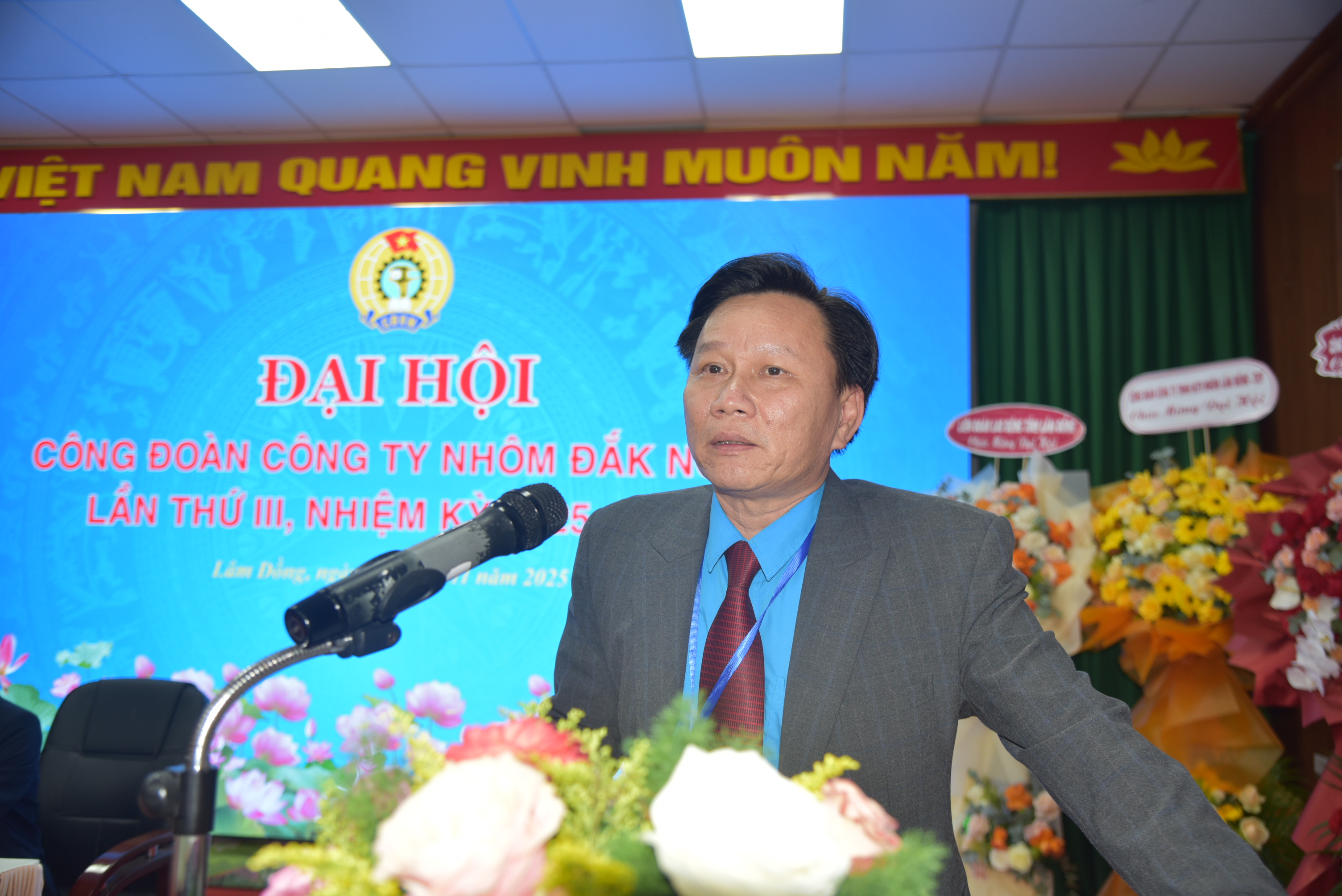 Hình 6. Đồng chí Phan Thanh Thái – Phó Chủ tịch LĐLĐ tỉnh Lâm Đồng phát biểu chỉ đạo và tặng hoa chúc mừng thành công Đại hội