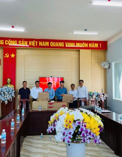 Công ty Nhôm Đắk Nông – TKV hỗ trợ hơn 112 triệu đồng cho UBND xã Kiến Thành, huyện Đắk R’lấp